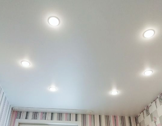 Белый натяжной потолок с лампочками, 12 м2